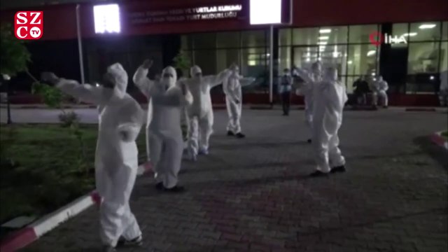 Karantinadaki vatandaşlara moral olsun diye 'Tokat sarması' oynadılar