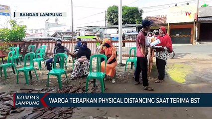 Tải video: Warga Terapkan Physical Distancing Saat Terima BST