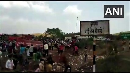 மகாராஷ்டிரா- ம.பி. எல்லையில் இடம்பெயர் தொழிலாளர்கள் திடீர் போராட்டம்- கல்வீச்சால் பதற்றம்