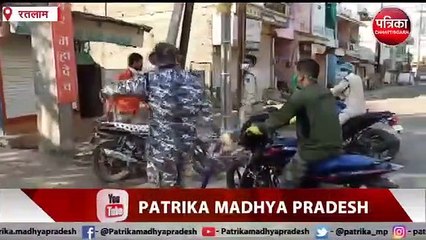 घर से निकलते ही, कुछ दूर चलते ही, मिलता है पुलिस से प्रसाद