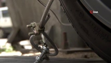 Dikkat çekmek için 400 bin liralık lüks otomobilini direğe zincirledi