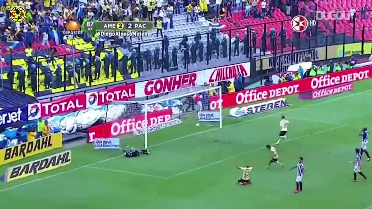 El golazo de falta lejana de Michael Arroyo