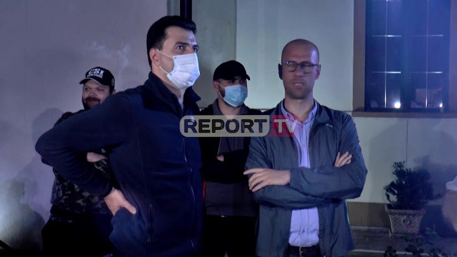 Report TV -Lulzim Basha mbërrin te Teatri Kombëtar, i bashkohet artistëve