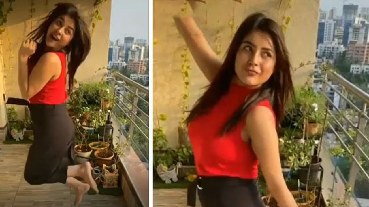 Shehnaz Gill का नया Tik Tok video, Chunar Chunar पर जमकर नाची Sana | FilmiBeat