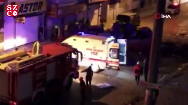 Freni boşalan domates yüklü kamyon köprüden uçtu