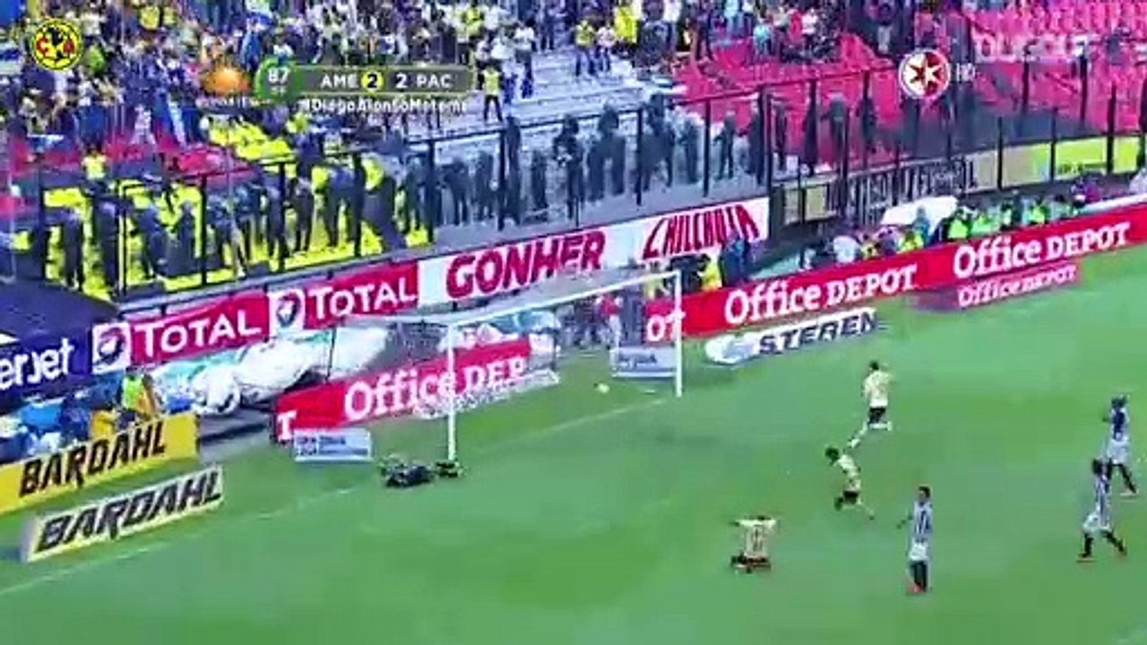 Golaço de falta de Michael Arroyo pelo América do México
