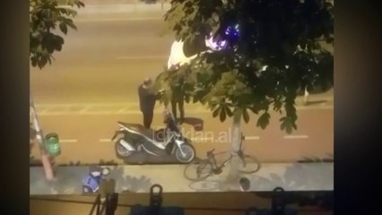 "Kam femijen e vogel lart...", policia shoqeron me force qytetarin qe theu karantinën