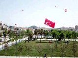 Sokağa çıkan gençlerin dev Türk bayrak motifli uçurtma ile 19 Mayıs kutlaması havadan görüntülendi