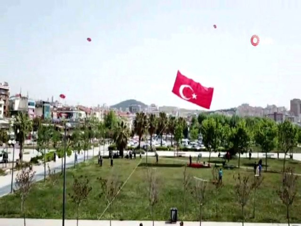 Sokağa çıkan gençlerin dev Türk bayrak motifli uçurtma ile 19 Mayıs kutlaması havadan görüntülendi