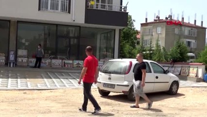 BURSA Koronavirüs sebebiyle sergi salonları kapatılınca evinin önüne resim sergisi açtı