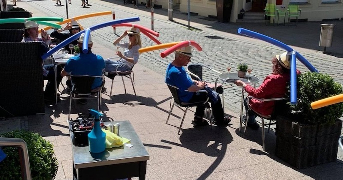 Déconfinement : pour faire respecter la distanciation physique, un café allemand donne des... « chapeaux-frites » à ses clients