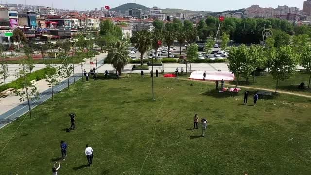 Gençler Pendik'te 60 metrekarelik Türk Bayrağı desenli uçurtmayı uçurdu