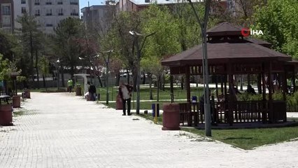 Uzun zaman sonra dışarı çıkan gençler basketbol oynadı