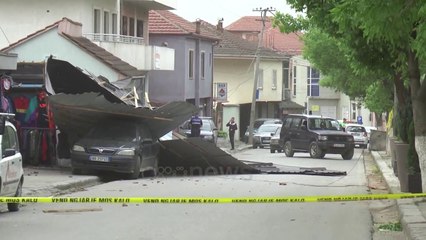 Ora News - Çatitë zënë poshtë makinat, shikoni dëmet që shkaktoi cikloni në Peshkopi