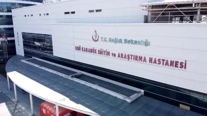 Koronavirüsü yenen çift alkışlarla taburcu edildi