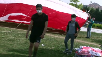 Sosyal Mesafeyi Koruyarak Dev Ay Yıldızlı Uçurtma Uçurdular