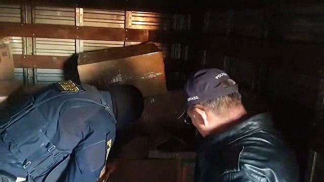 PRF apreende caminhão com grande quantidade de eletrônicos na BR-277 em Santa Terezinha de Itaipu