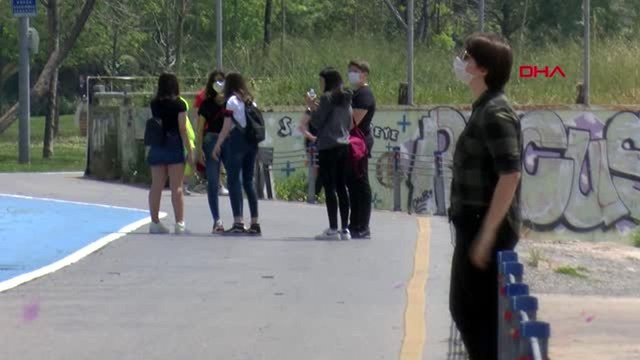 KADIKÖY'DE SOKAĞA ÇIKAN 15-20 YAŞ ARASI GENÇLER YOĞUNLUK OLUŞTURDU