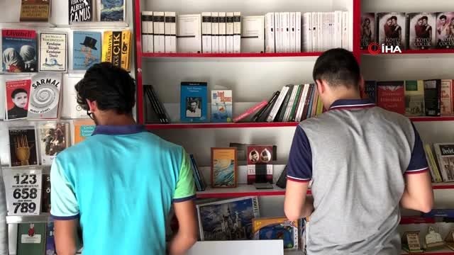 Kısıtlama 4 saatliğine kalktı, gençler kitap almaya koştu