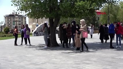 Sivas'ta cadde ve sokaklarda 15-20 yaş yoğunluğu