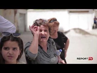 Report TV - Basha 'del' në hapësirë në takimin me banorët në Sukth, por s'ka distancë sociale