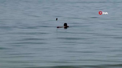 Yasağı dinlemedi, denize girip Kamboçyada'ki arkadaşına yayın yaptı