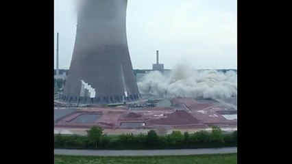 Almanya'da 150 metrelik nükleer santralin kuleleri böyle yıkıldı