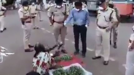 ವೃದ್ಧೆ ಬಳಿ ತರಕಾರಿ ಖರೀದಿಸಿ ಮನೆಗೆ ಹೋಗಿ ಅಂತ ವಿನಂತಿಸಿದ ಜಿಲ್ಲಾಧಿಕಾರಿ | Oneindia Kannada