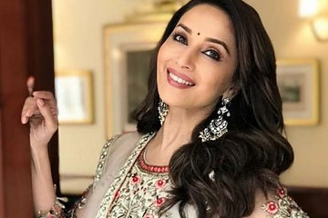 Madhuri Dixit TURNS SINGER on her Birthday | Candle Madhuri Ka gana