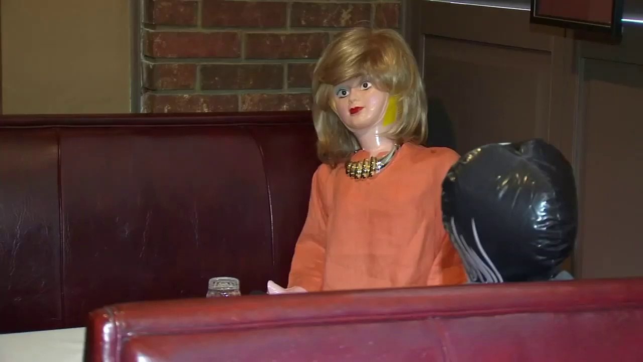 Ils ont placé des poupées gonflables sur les tables pour respecter la distanciation sociale.