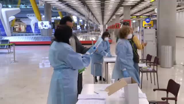 Los viajeros que lleguen del extranjero tendrán que guardar desde hoy una cuarentena de 14 días