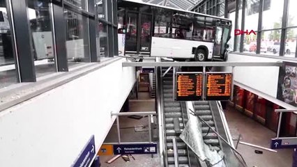 Almanya'da hız yapan otobüs metro istasyonuna daldı