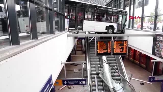 Almanya'da hız yapan otobüs metro istasyonuna daldı