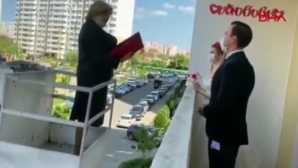 Koronavirüs karantinasında 'balkon nikahı'; nikah memuru vinçle yükseldi