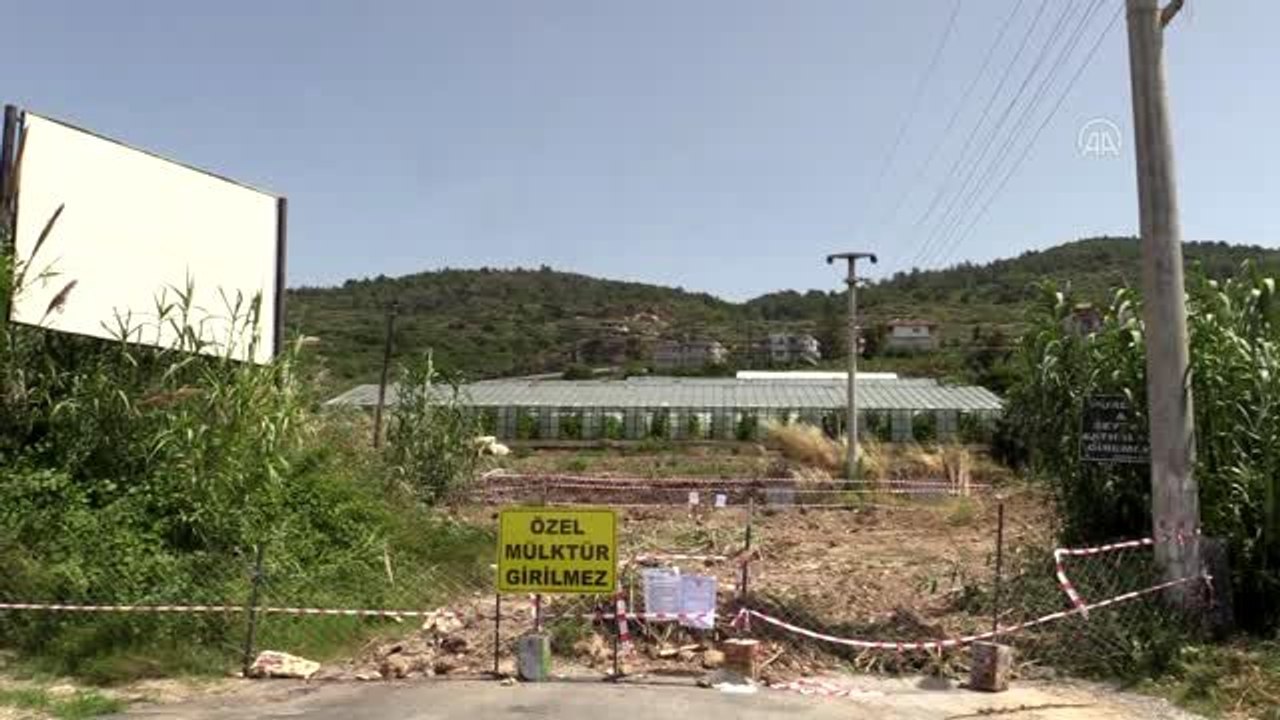 Bir kişi arazisinden geçtiğini öne sürdüğü yolu trafiğe kapattı