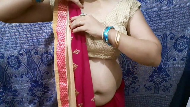 Different ways to style saree wearing and pallu design.