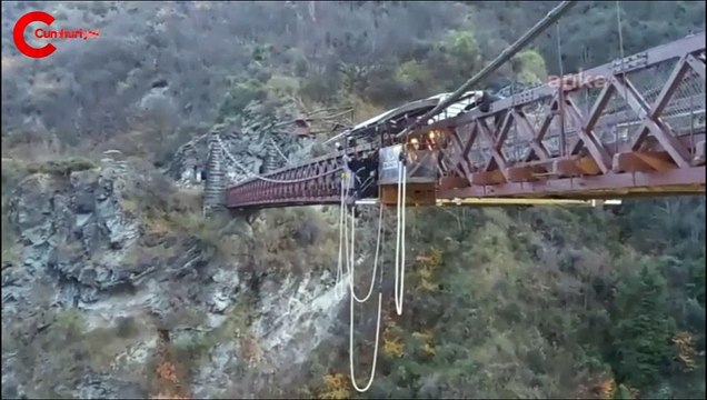 Başkanın koronavirüs sevinci: Takım elbiseyle atladı