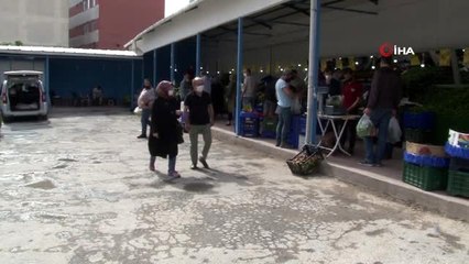 Kısıtlama öncesi halk pazarında yoğunluk