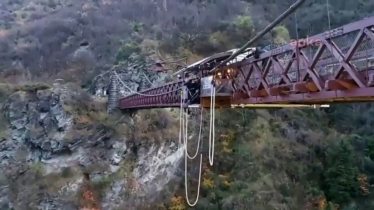 Ülkesi Koronavirüs'ü yendiğini duyurdu; belediye başkanı takım elbiseyle 'bungee jumping' yaptı
