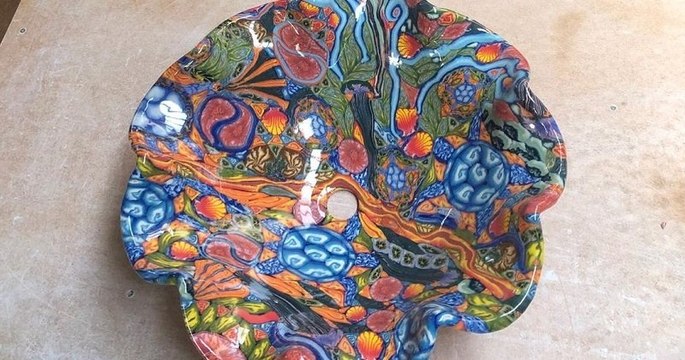 Cet artiste crée des poteries psychédéliques