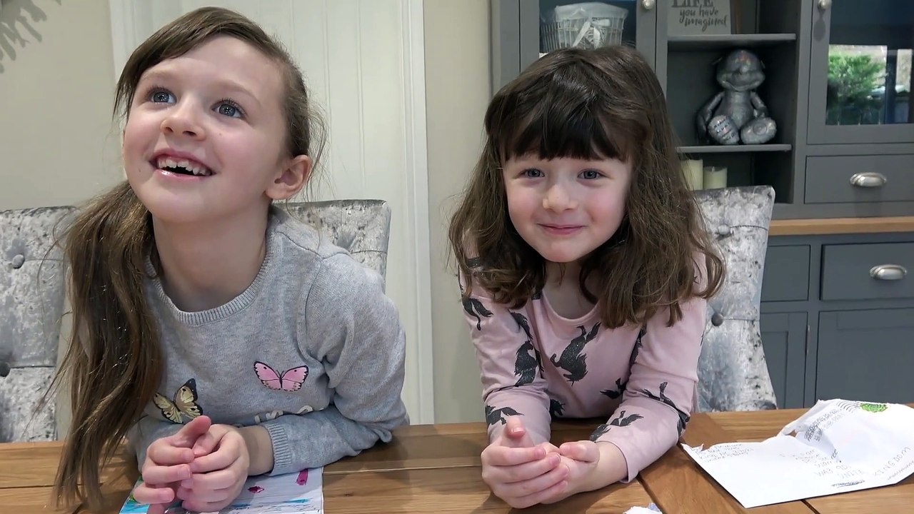 Sophia, Isabella e Alice Mostrando seu Material Escolar de Unicórnio - De Volta para  Escola
