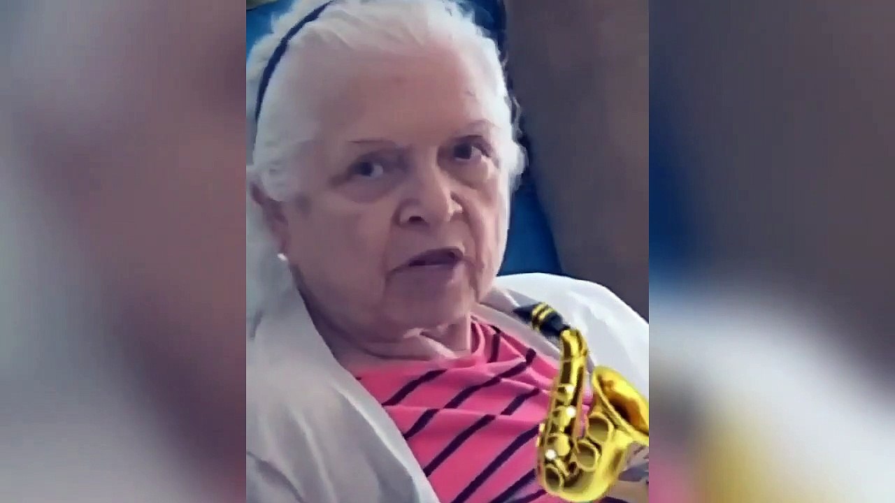 Il réalise une vidéo hilarante de sa grand-mère énervée après l’avoir embêté plusieurs fois.