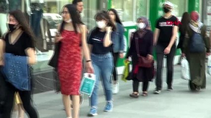 Çorum'da gençler parklara akın etti, sosyal mesafe unutuldu