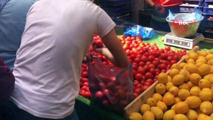 Sokağa Çıkma Kısıtlaması Öncesi Vatandaşlar Pazara Akın Etti