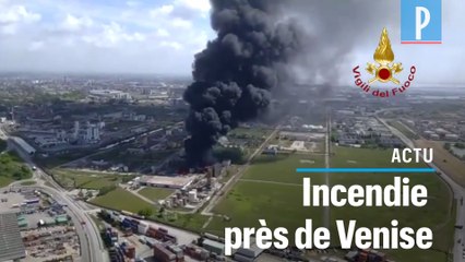 Download Video: Italie : incendie dans une usine chimique près de Venise