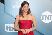 The Secret to Jennifer Garner’s Easy Beachy Waves Is In Your Kitchen