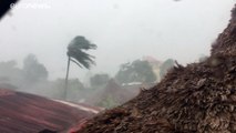 شاهد: إعصار قوي يجبر 140 ألف شخص على مغادرة منازلهم وسط انتشار كورونا في الفيليبين