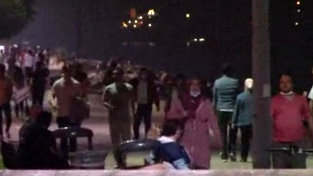 İstanbul'da ısınan hava sonrasında sahillere akın eden vatandaşlar, koronavirüs önlemlerine uymadı