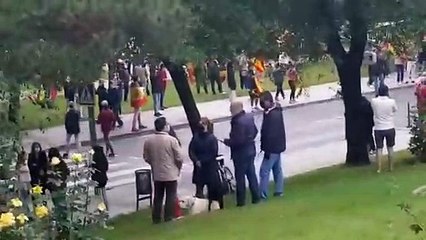 Decenas de personas acuden a la cacerolada contra el Gobierno en Pozuelo de Alarcón