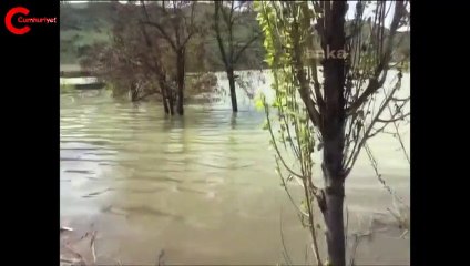 Baraj suyu altında kalan köylerinde, eşyalarını kurtarmaya çalıştılar